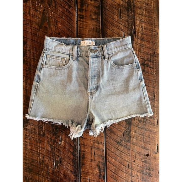 Cello High Rise Mom denim jean shorts with hidden button up fly, Size XS. - Picture 5 of 13